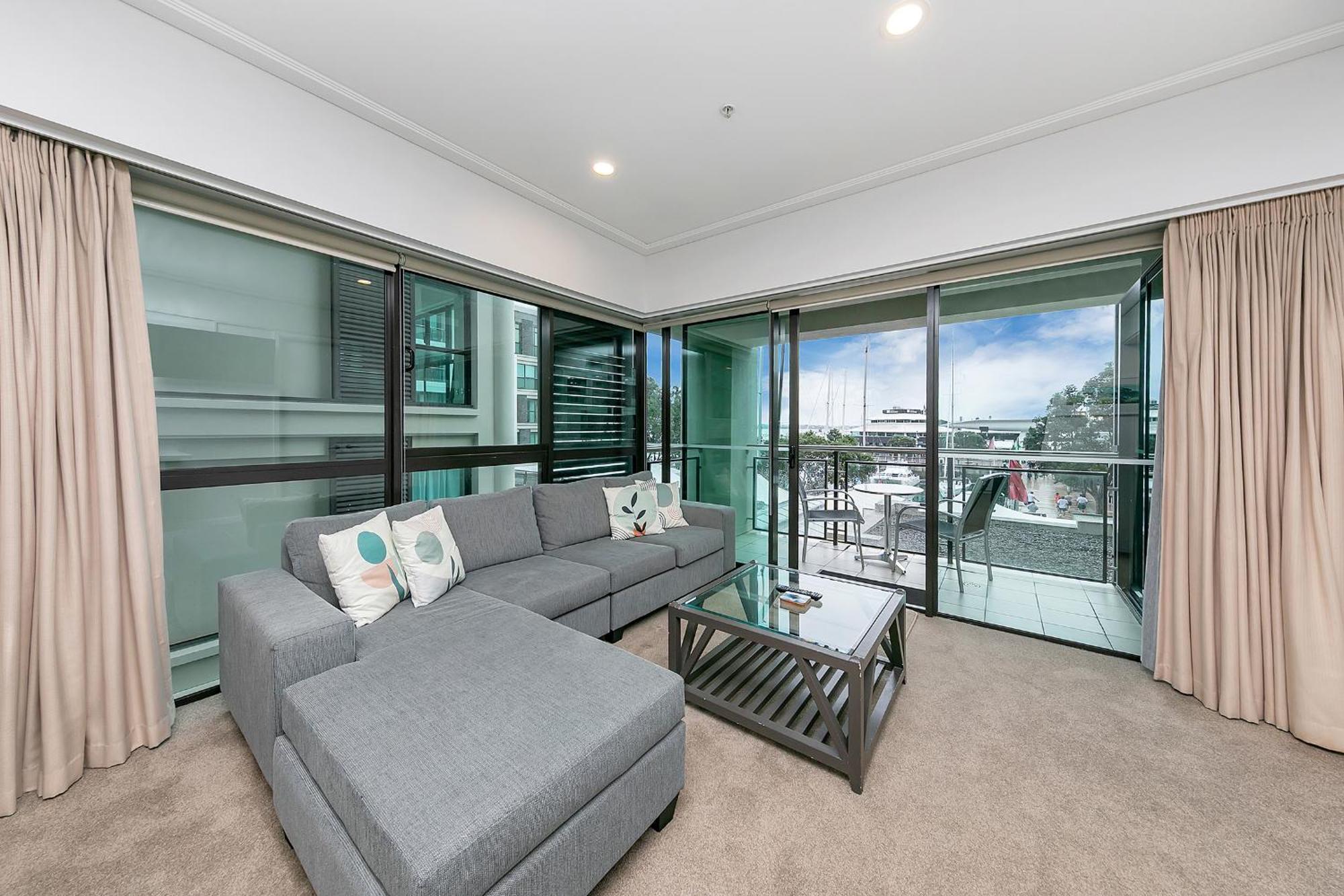 Fabulous Corner W/ Dazzling Harbour View Apartment *