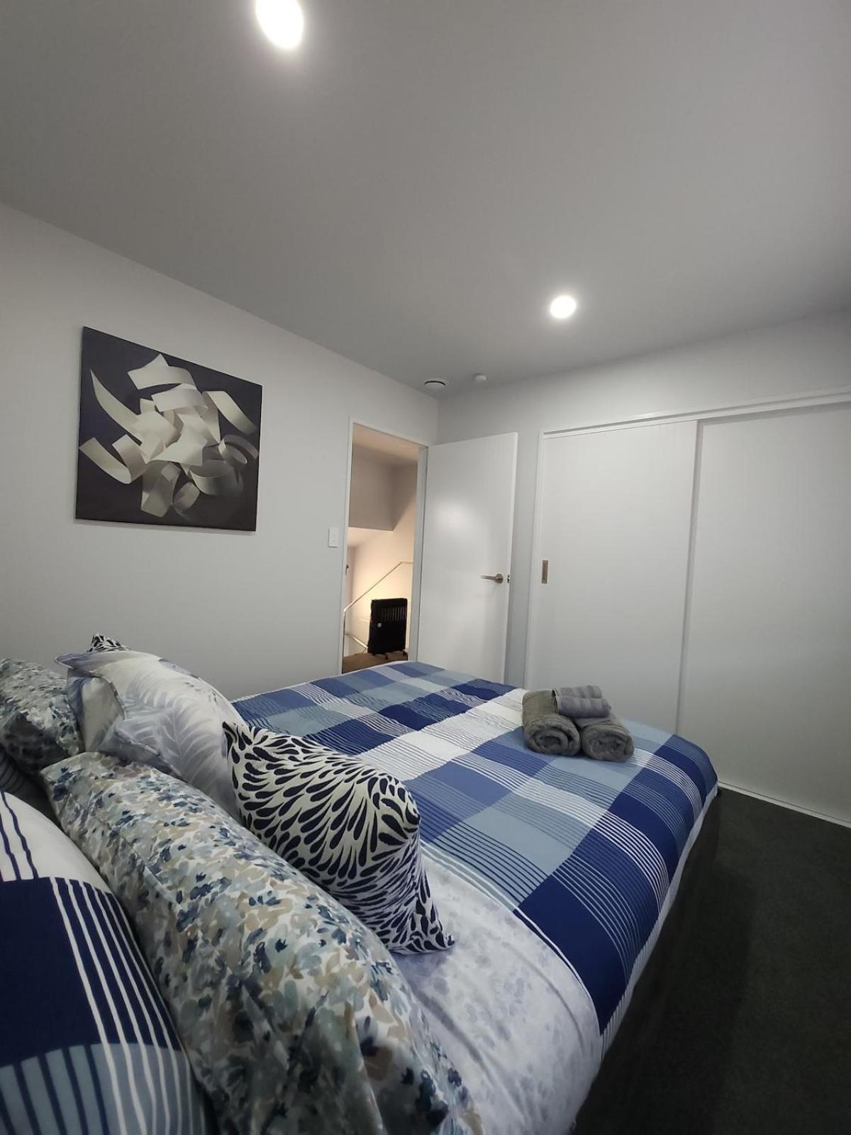 Entire 3 Bdrm Home Near Airport Apartment *