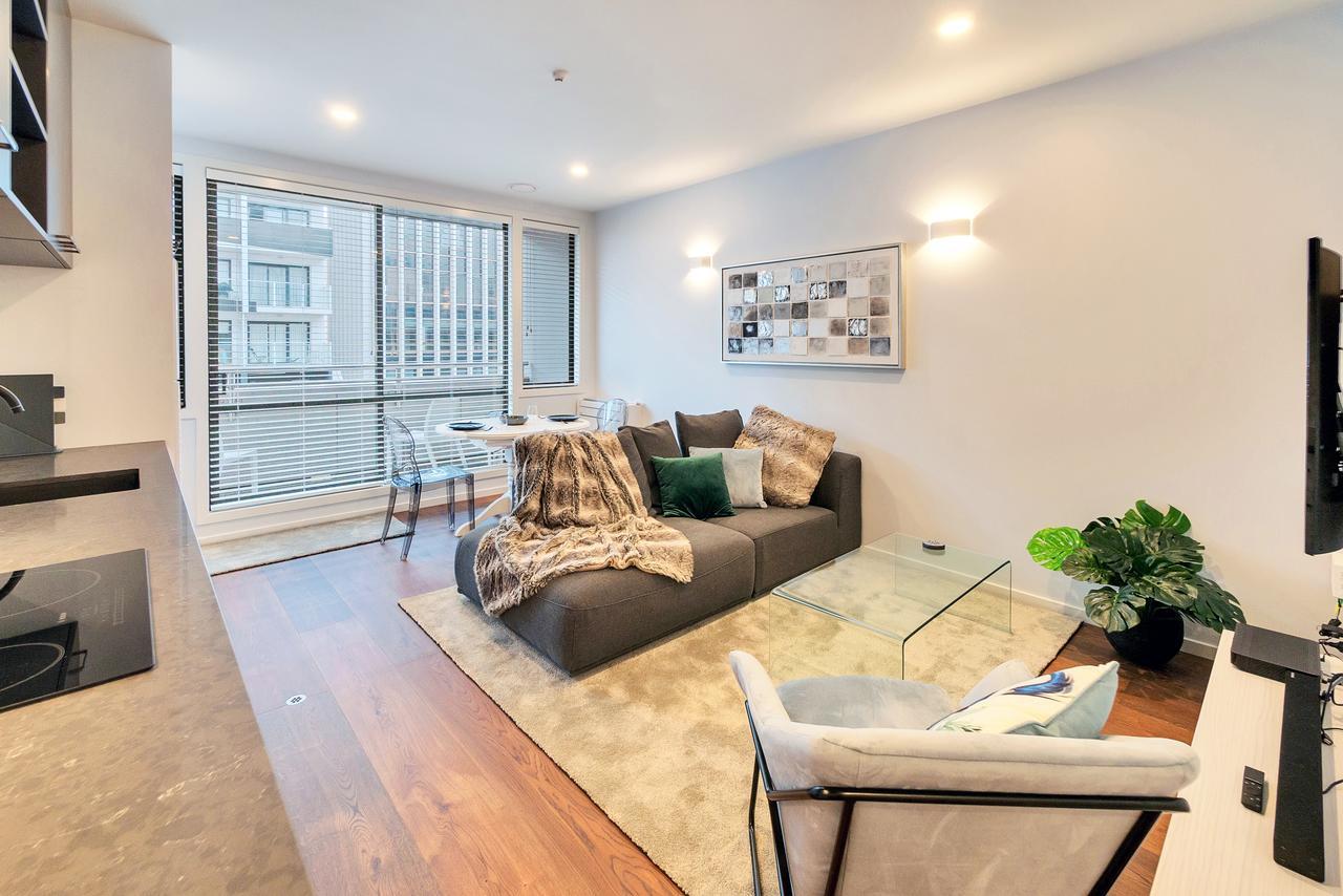 Chic Metro With Free Parking And Air-con Apartamento