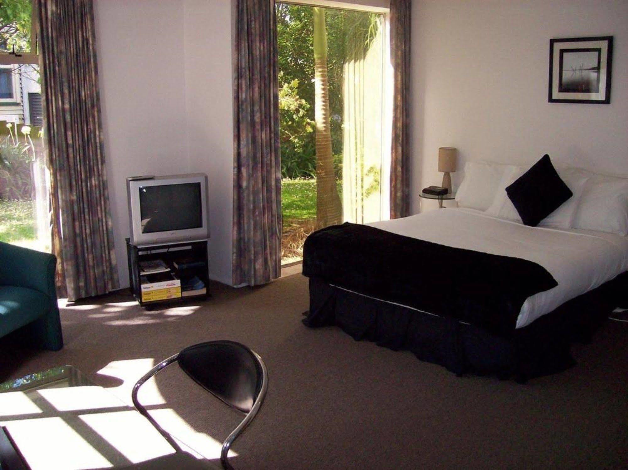 Carnmore Takapuna 4*