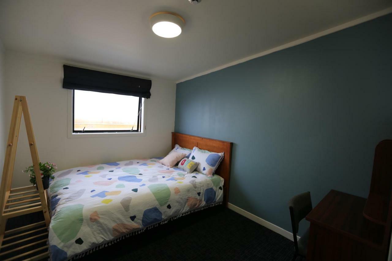 K Road Travellers Hostel *