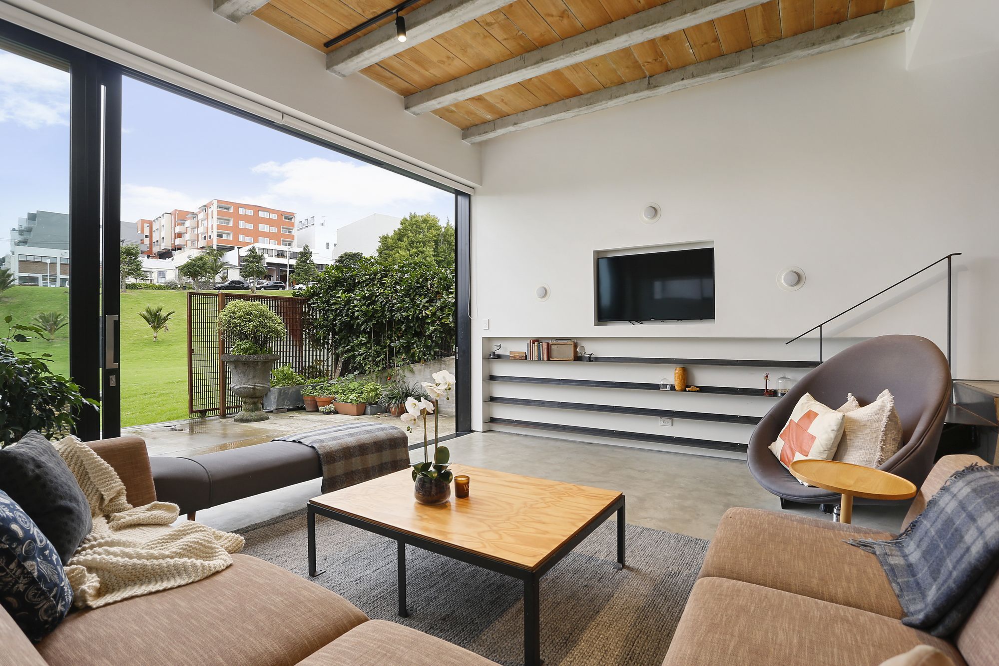 Architectural Parkside Paradise Apartment