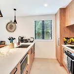 Greenwich Townhouse With Parking And Air-Con