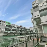 Qv Stylish Viaduct With Carpark