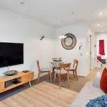 Metro Living Apt Near Skytower And Parking