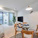 Metro Living Apt Near Skytower And Parking