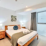 Metro Living Apt Near Skytower And Parking
