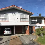 Accommodation In A Large Home Heart Of Auckland City And Airport