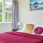 Sunny & Cozy Home Near Western Springs