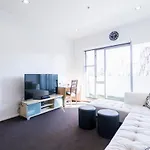 Modern 2 Bedroom Apartment In Auckland Cbd With Parking