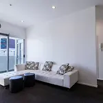 Modern 2 Bedroom Apartment In Auckland Cbd With Parking