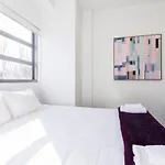 Modern 2 Bedroom Apartment In Auckland Cbd With Parking
