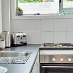 Kingsland Contemporary 2 Bedroom Apartment
