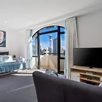 Stunning Sky Tower View Studio Pool And Gym!