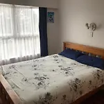 Accommodation In A Large Home Heart Of Auckland City And Airport