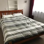 Accommodation In A Large Home Heart Of Auckland City And Airport