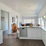 Central Auckland 5-Bedroom Villa With Free Parking