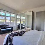 Central Auckland 5-Bedroom Villa With Free Parking