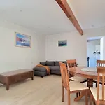 Lovely 2 - Bedroom Unit With Free Parking