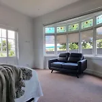 Central Auckland 5-Bedroom Villa With Free Parking