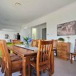 Central Auckland 5-Bedroom Villa With Free Parking