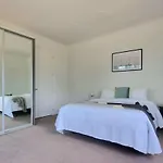 Central Auckland 5-Bedroom Villa With Free Parking