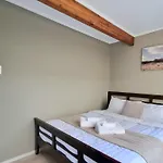 Lovely 2 - Bedroom Unit With Free Parking