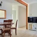 Lovely 2 - Bedroom Unit With Free Parking