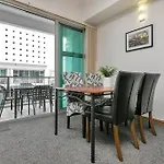 Spacious One Bedroom Apartment On Princes Wharf