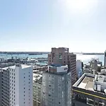 Modern 2 Bedroom Apartment 1 Minute To Skytower