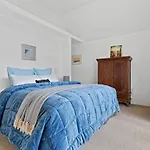 Cbd Spacious 3 Storey Terrace House With Courtyard