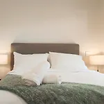 Luxurious 2 Bedroom Apartment Free Secure Parking