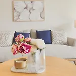 Luxurious 2 Bedroom Apartment Free Secure Parking