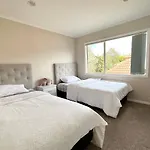 Cheerful 4 Bedrooms Home With Stunning Sunshine