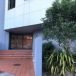 Cool Apartment, Central To Everything, Share With 2X Bulldogs