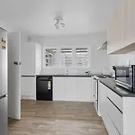 Homey Hideaway 3 Bedroom W Parking , Wi-Fi And Netflix