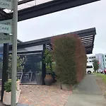 Cool Apartment, Central To Everything, Share With 2X Bulldogs
