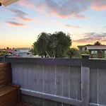 Amazing Home By Beach - Fully Aircon-Ed - Wifi