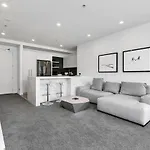 Qv Modern Waterfront 2-Bedroom Apartment - 079
