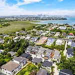 Taka Retreat Near Beach With Parking And Patio