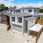 Taka Retreat Near Beach With Parking And Patio