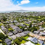 Taka Retreat Near Beach With Parking And Patio