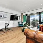 Glamorous Getaway - Heart Of The Viaduct \'Quays\'
