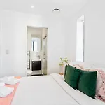 City Seaview Stunner With Pool And Gym