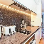 Spacious One Bedroom Apartment In Newmarket