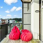 3 Bedroom Stunner In Hobsonville - Wifi - Netflix