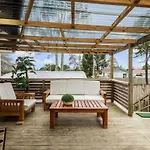Homespun Haven 4 Bedroom With Parking And Patio