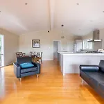 Large Room With Ensuite In Leafy Surrounds