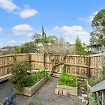 Coastal Retreat Unit Close To Beach