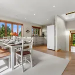 Beachside Luxury - Laingholm Holiday Apartment